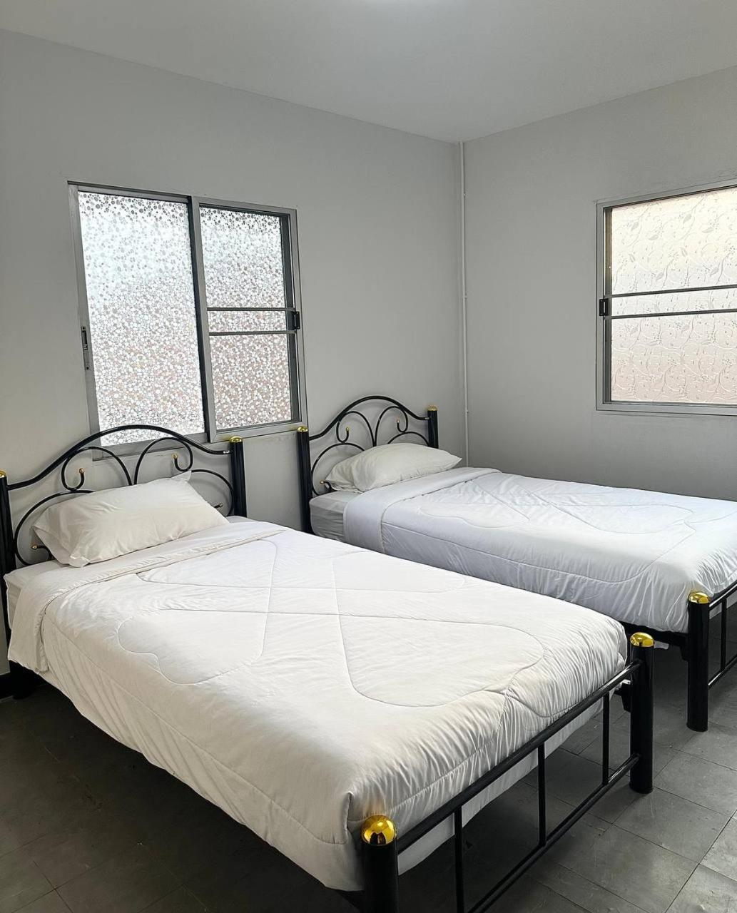 Adora Hostel Чиангмай Екстериор снимка