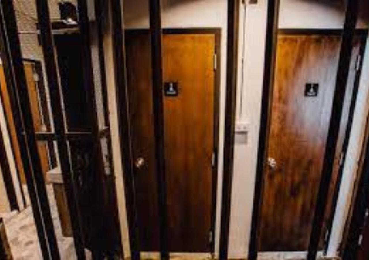 Adora Hostel Чиангмай Екстериор снимка